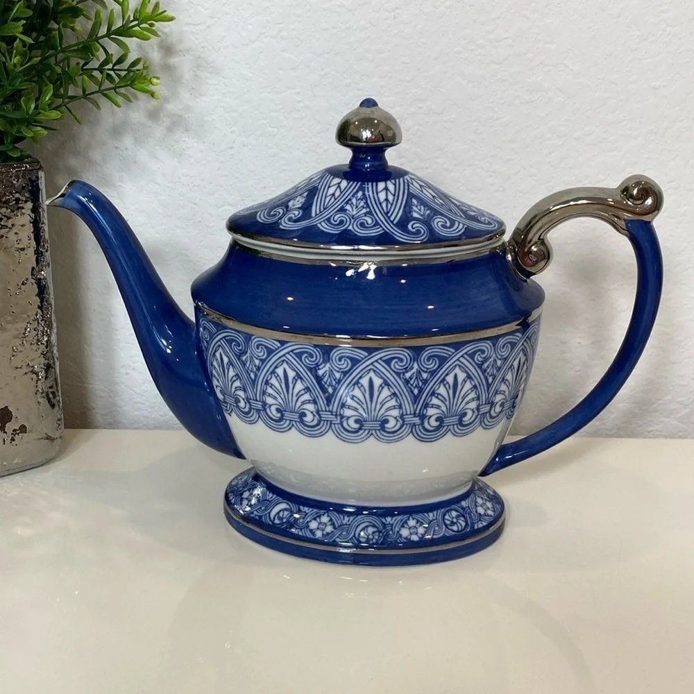 The Bombay Company Vintage Blue and White Teapot‎
